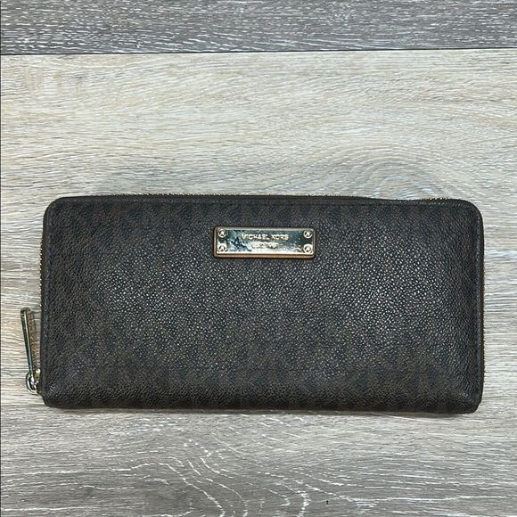 1122 Michael Kors brown signature full zip wallet - Picture 1 of 12